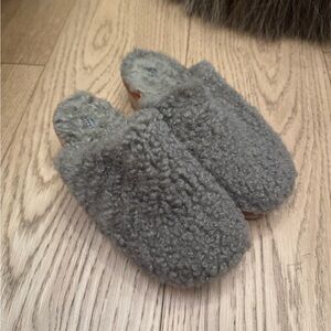 Cozy Gray Fuzzy Slippers - Rosa Mosa shearling  clogs